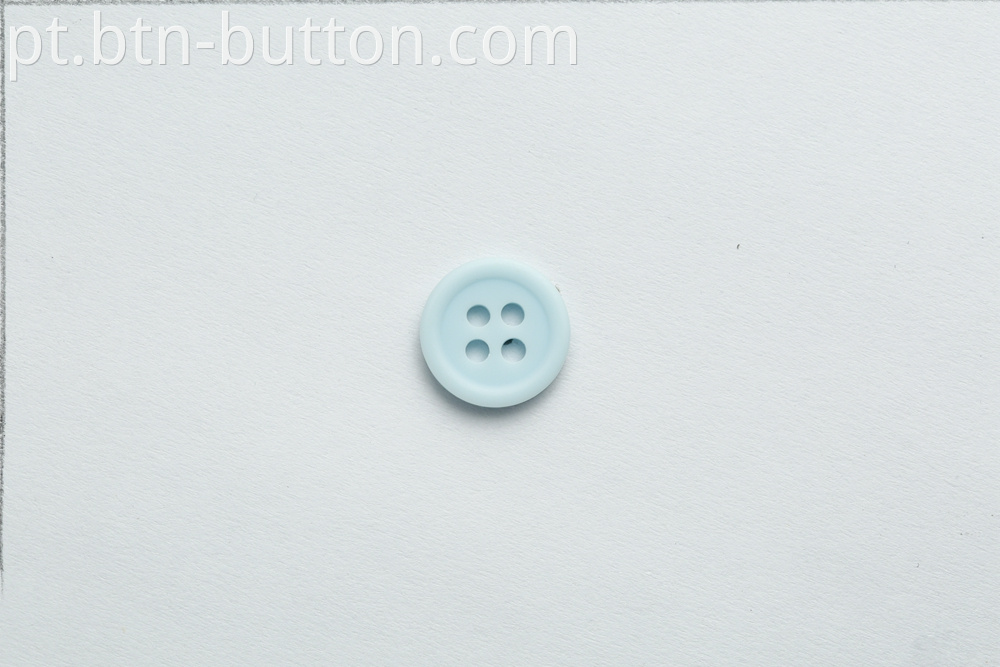 Element edge magnetic buttons for sweaters